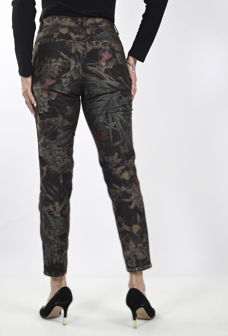 These Reversable Print Pant from Frank Lyman provide a combination of fashion and function; intricate floral designs on one side and a solid, brown hue on the other allow for a verity of outfit options. Experience the convenience of denim with the ability to effortlessly switch between a lively and subtle look.