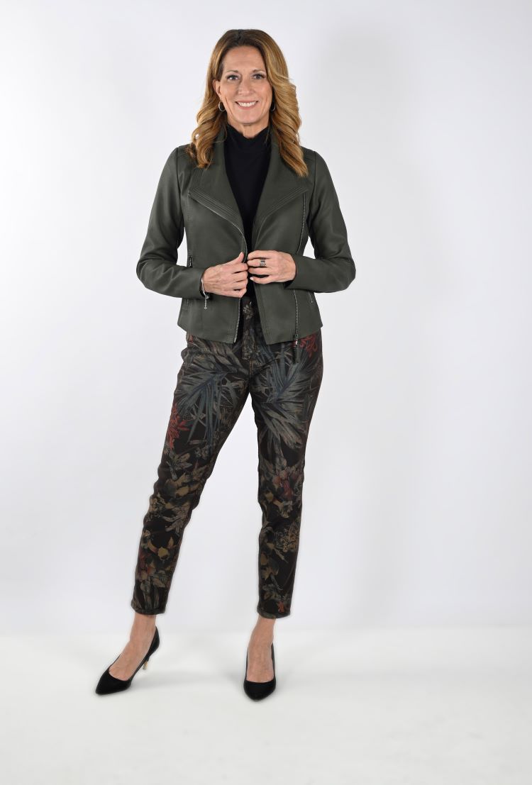 These Reversable Print Pant from Frank Lyman provide a combination of fashion and function; intricate floral designs on one side and a solid, brown hue on the other allow for a verity of outfit options. Experience the convenience of denim with the ability to effortlessly switch between a lively and subtle look.