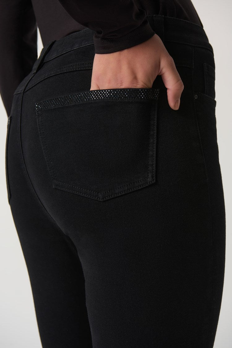 Throw on this understated pair of denim pants and enjoy a well-dressed day night with little effort. These Joseph Ribkoff Classic Slim-Fit Jeans will be a favourite that you reach for as they have a classic and flattering slim fit that never goes out of style with a touch of sparkle.