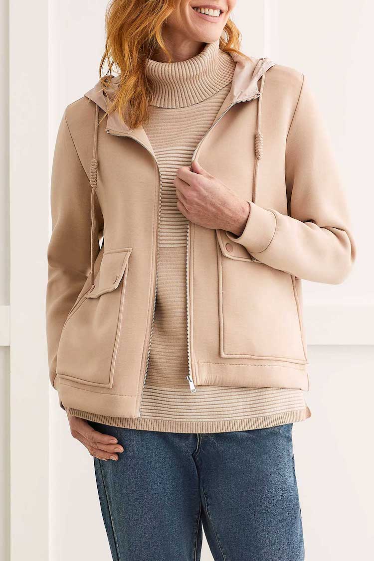 Chaqueta con capucha, cremallera y bolsillos