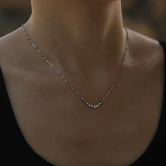 Chaîne de perles KIMI avec pendentif délicat en zircone serti pavé