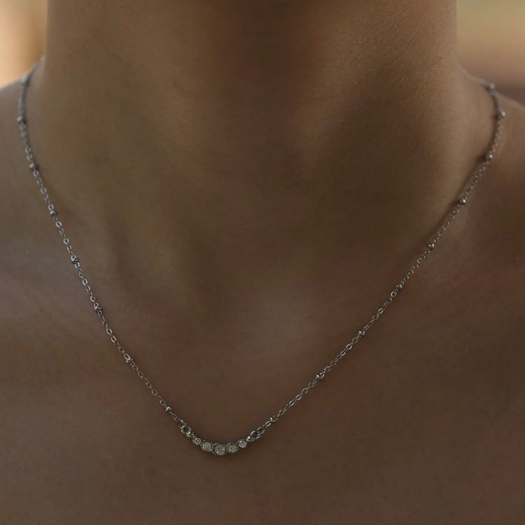 Chaîne de perles KIMI avec pendentif délicat en zircone serti pavé