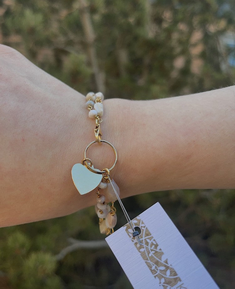 Pulsera Karen Télio con corazón dorado y ópalo rosa