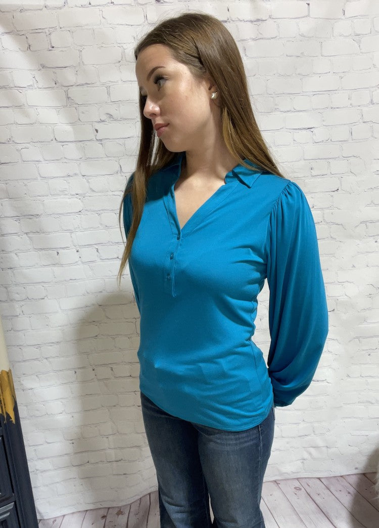 Blusa con botones y cuello en V de modal