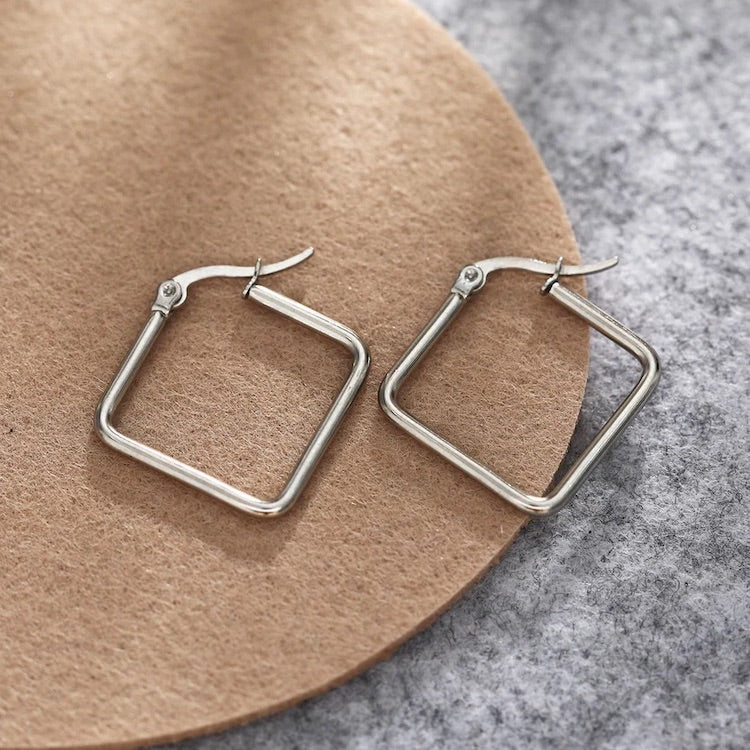 REILYNN Small Square Shaped Hoops