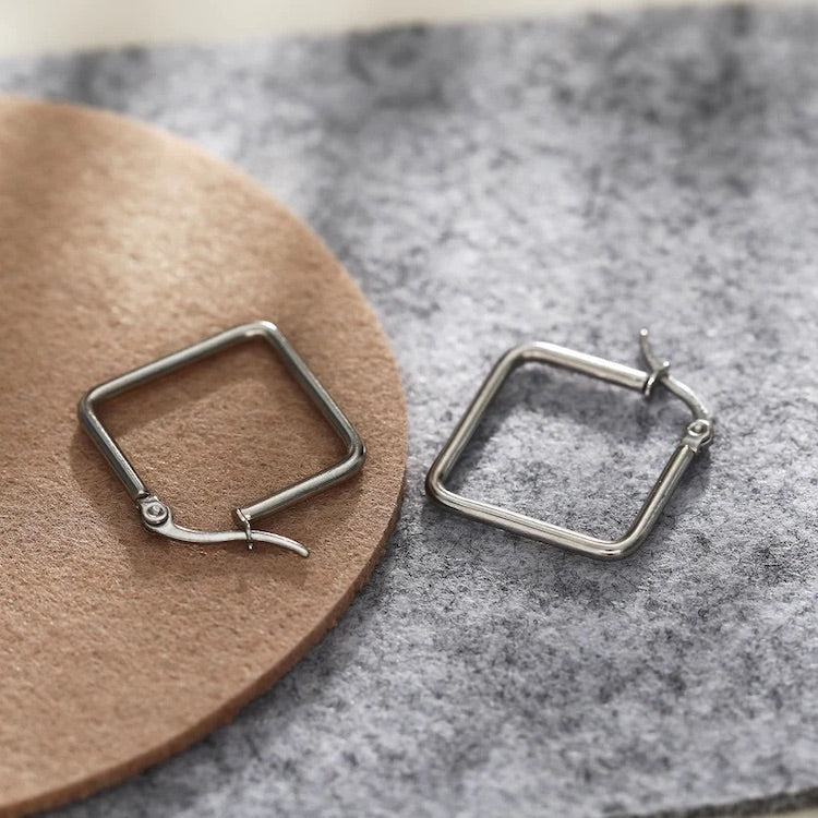 REILYNN Small Square Shaped Hoops