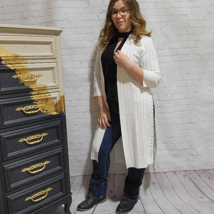 Comfortable and flattering this Joseph Ribkoff Long Cardigan will become a go to for you. The open front is perfect to show off your style and the side slits have studs along the edge for an edgy look that you can toss on over a casual or dressy style.