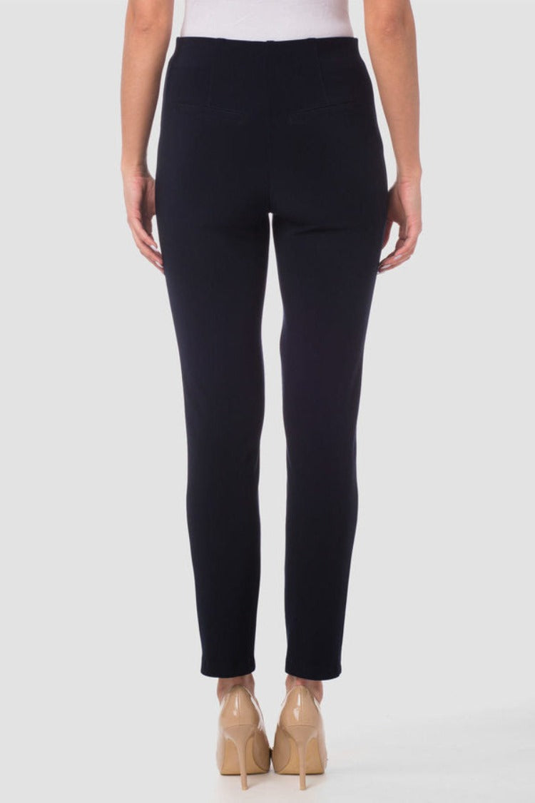 These Joseph Ribkoff Ella Straight Faux Zip Pants are a classic choice. These slim-fit pants feature dual straight faux pockets at the hips with signature Joseph Ribkoff metallic detail, front seam, with a slight taper at the ankle. 