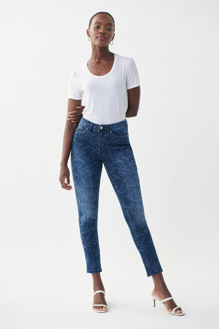 These Joseph Ribkoff Full Print Jeans feature a high rise, jewel details on the pockets and a fun, leafy print. Designed to sit just above the ankle, these are great for showing off strappy sandals.