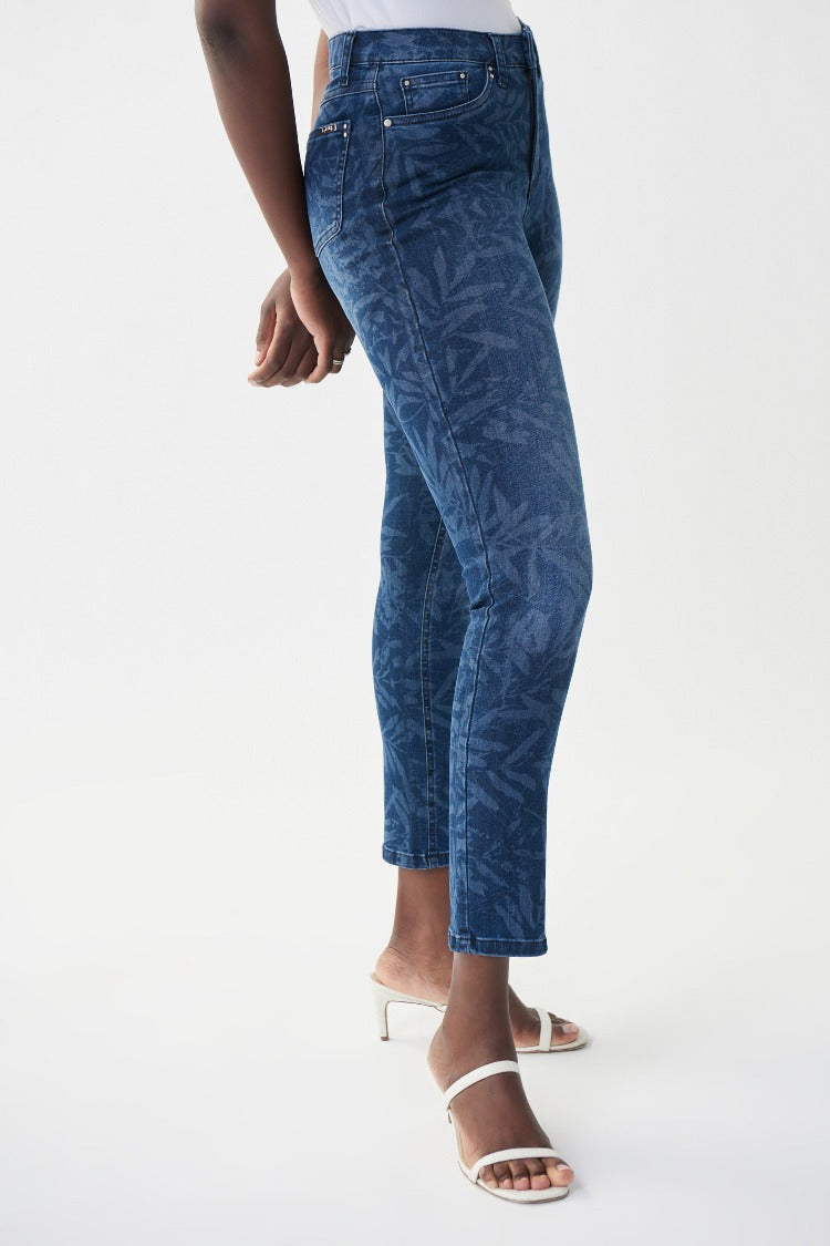 These Joseph Ribkoff Full Print Jeans feature a high rise, jewel details on the pockets and a fun, leafy print. Designed to sit just above the ankle, these are great for showing off strappy sandals.