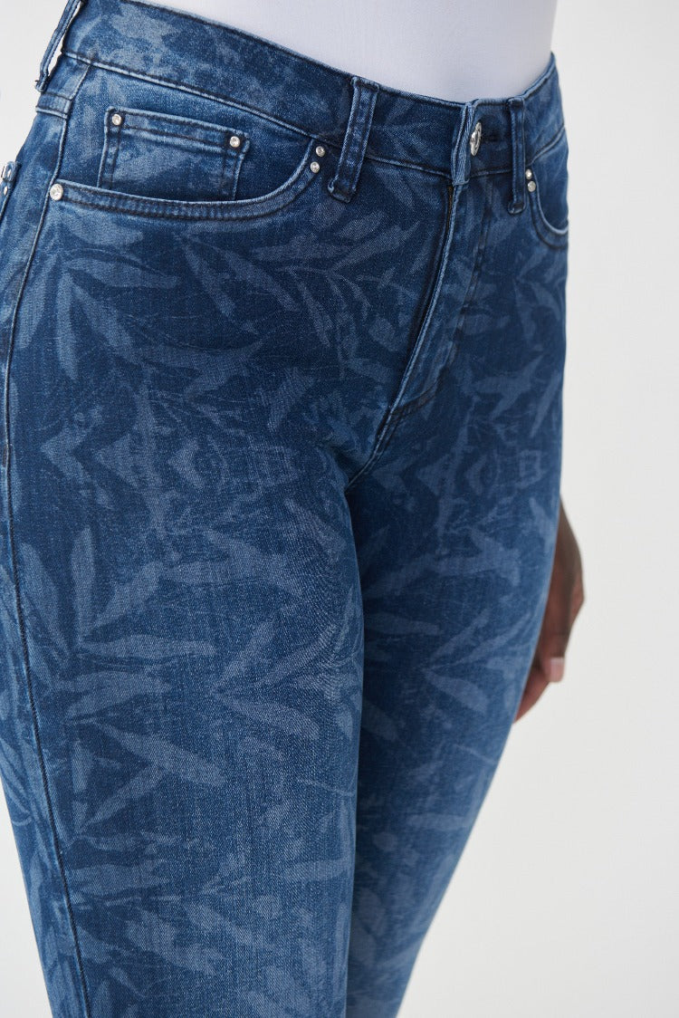 These Joseph Ribkoff Full Print Jeans feature a high rise, jewel details on the pockets and a fun, leafy print. Designed to sit just above the ankle, these are great for showing off strappy sandals.