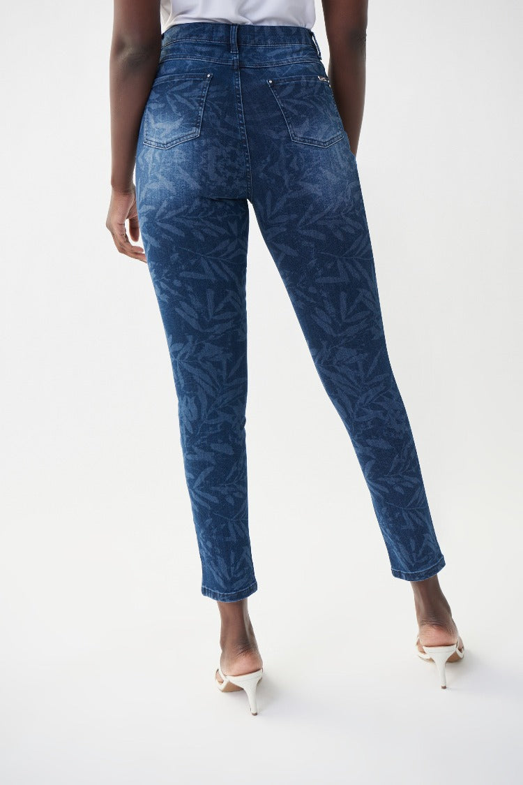 These Joseph Ribkoff Full Print Jeans feature a high rise, jewel details on the pockets and a fun, leafy print. Designed to sit just above the ankle, these are great for showing off strappy sandals.